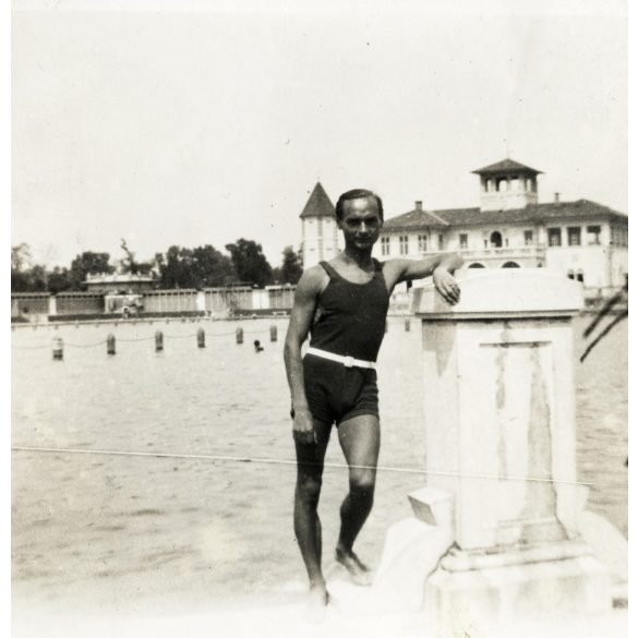 3 fotó kartonlapra ragasztva, férfiak különös fürdőruhában, Balatonalmádi, strand, fürdőélet, Balaton, divat, Horthy-korszak, 1930-as évek, Eredeti fotók, kartonra ragasztott papírképek.  