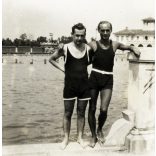 3 fotó kartonlapra ragasztva, férfiak különös fürdőruhában, Balatonalmádi, strand, fürdőélet, Balaton, divat, Horthy-korszak, 1930-as évek, Eredeti fotók, kartonra ragasztott papírképek.  