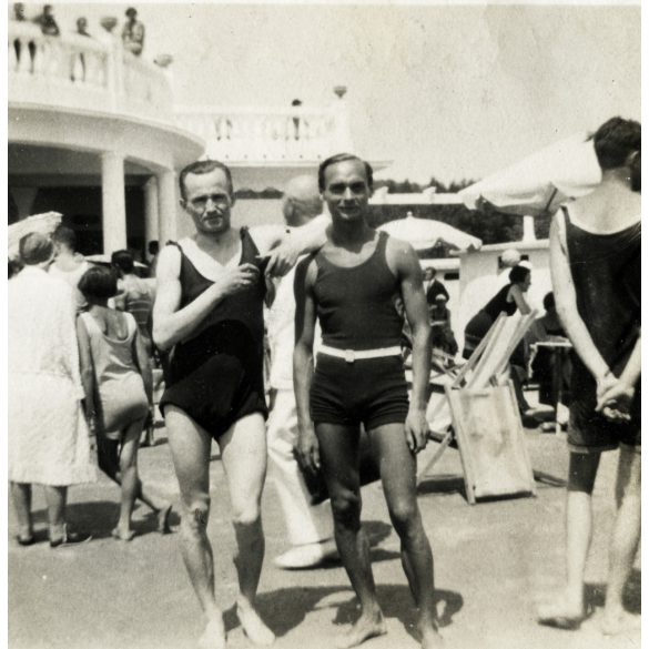 3 fotó kartonlapra ragasztva, férfiak különös fürdőruhában, Balatonalmádi, strand, fürdőélet, Balaton, divat, Horthy-korszak, 1930-as évek, Eredeti fotók, kartonra ragasztott papírképek.  