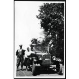 Fiatal pár nyitott Ford T modell Touring személygépkocsival, Magyar Kir. Honvéd Légierő pilótasapka (?), katona, autó, jármű, közlekedés, különös, Horthy-korszak, 1930-as évek, Eredeti fotó, papírkép, hátulján ragasztásnyom. 