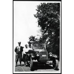   Fiatal pár nyitott Ford T modell Touring személygépkocsival, Magyar Kir. Honvéd Légierő pilótasapka (?), katona, autó, jármű, közlekedés, különös, Horthy-korszak, 1930-as évek, Eredeti fotó, papírkép, hátulján ragasztásnyom. 