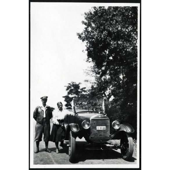 Fiatal pár nyitott Ford T modell Touring személygépkocsival, Magyar Kir. Honvéd Légierő pilótasapka (?), katona, autó, jármű, közlekedés, különös, Horthy-korszak, 1930-as évek, Eredeti fotó, papírkép, hátulján ragasztásnyom. 