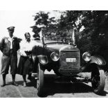 Fiatal pár nyitott Ford T modell Touring személygépkocsival, Magyar Kir. Honvéd Légierő pilótasapka (?), katona, autó, jármű, közlekedés, különös, Horthy-korszak, 1930-as évek, Eredeti fotó, papírkép, hátulján ragasztásnyom. 