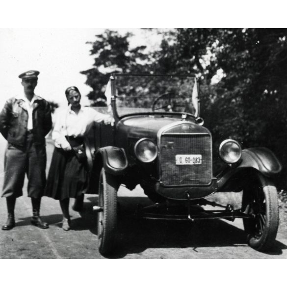 Fiatal pár nyitott Ford T modell Touring személygépkocsival, Magyar Kir. Honvéd Légierő pilótasapka (?), katona, autó, jármű, közlekedés, különös, Horthy-korszak, 1930-as évek, Eredeti fotó, papírkép, hátulján ragasztásnyom. 