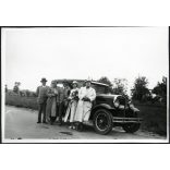 Hudson  Essex Super Six amerikai személygépkocsi magyar rendszámmal (BD 017), elegáns párok virággal, autó, jármű, közlekedés, Horthy-korszak, 1930-as évek, Eredeti fotó,  papírkép, hátulján ragasztásnyomok, sérülés.  