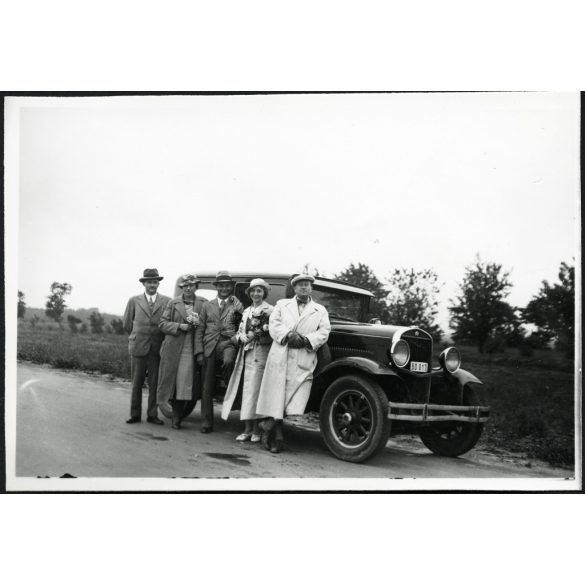 Hudson  Essex Super Six amerikai személygépkocsi magyar rendszámmal (BD 017), elegáns párok virággal, autó, jármű, közlekedés, Horthy-korszak, 1930-as évek, Eredeti fotó,  papírkép, hátulján ragasztásnyomok, sérülés.  
