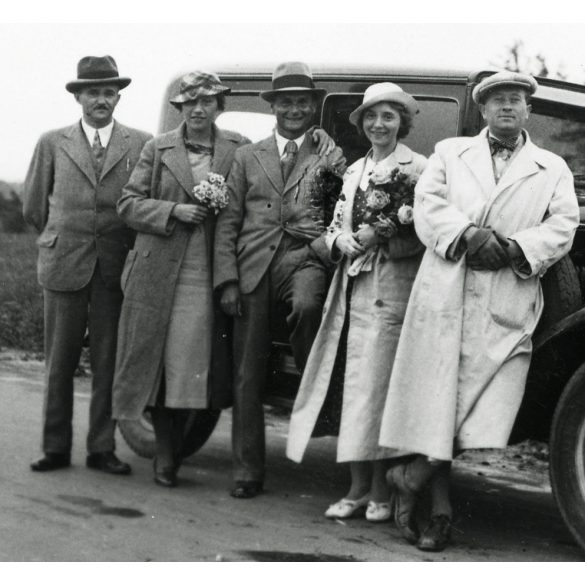 Hudson  Essex Super Six amerikai személygépkocsi magyar rendszámmal (BD 017), elegáns párok virággal, autó, jármű, közlekedés, Horthy-korszak, 1930-as évek, Eredeti fotó,  papírkép, hátulján ragasztásnyomok, sérülés.  