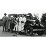 Hudson  Essex Super Six amerikai személygépkocsi magyar rendszámmal (BD 017), elegáns párok virággal, autó, jármű, közlekedés, Horthy-korszak, 1930-as évek, Eredeti fotó,  papírkép, hátulján ragasztásnyomok, sérülés.  