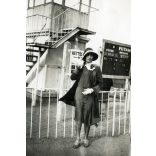 Elegáns nő a Lóverseny téren, Budapest, kalap, sport, felirat, Horthy-korszak, 1930-as évek, Eredeti fotó, papírkép.  