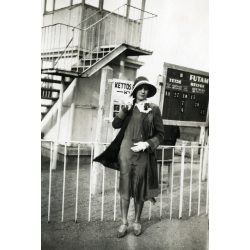   Elegáns nő a Lóverseny téren, Budapest, kalap, sport, felirat, Horthy-korszak, 1930-as évek, Eredeti fotó, papírkép.  