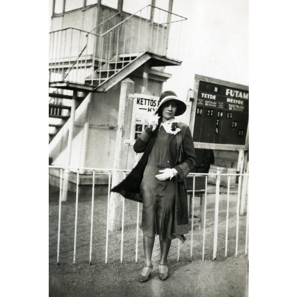 Elegáns nő a Lóverseny téren, Budapest, kalap, sport, felirat, Horthy-korszak, 1930-as évek, Eredeti fotó, papírkép.  