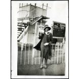 Elegáns nő a Lóverseny téren, Budapest, kalap, sport, felirat, Horthy-korszak, 1930-as évek, Eredeti fotó, papírkép.  