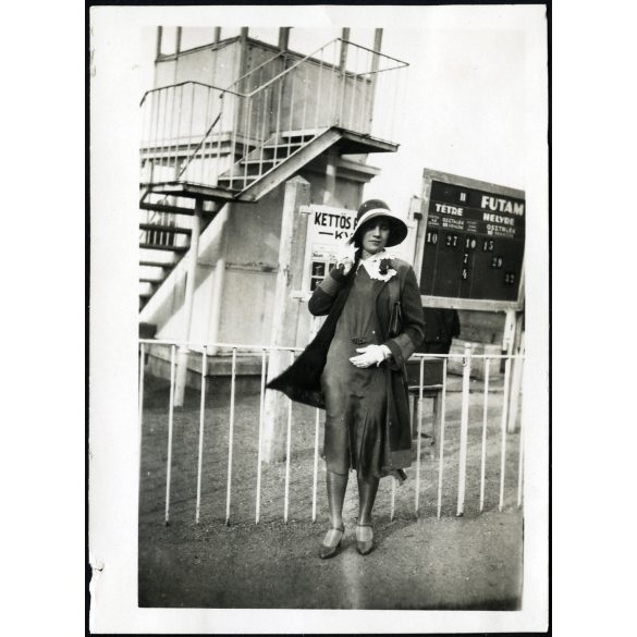 Elegáns nő a Lóverseny téren, Budapest, kalap, sport, felirat, Horthy-korszak, 1930-as évek, Eredeti fotó, papírkép.  