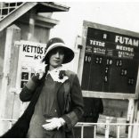 Elegáns nő a Lóverseny téren, Budapest, kalap, sport, felirat, Horthy-korszak, 1930-as évek, Eredeti fotó, papírkép.  