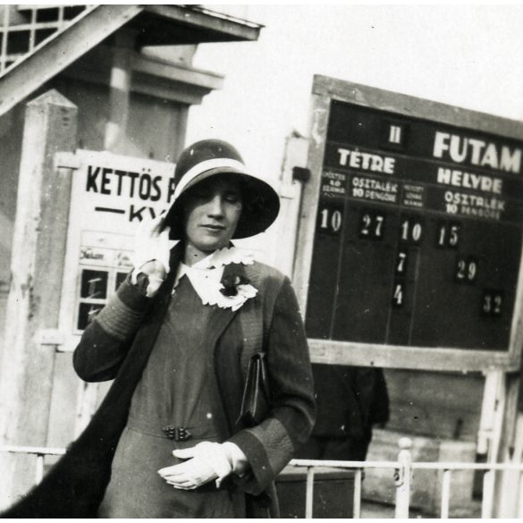 Elegáns nő a Lóverseny téren, Budapest, kalap, sport, felirat, Horthy-korszak, 1930-as évek, Eredeti fotó, papírkép.  