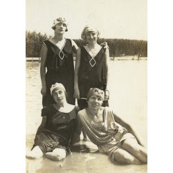   Csinos nők modern fürdőruhákban, Balatonalmádi, fürdősapka, Balaton, helytörténet, Horthy-korszak, 1924, 1920-as évek, Eredeti fotó, hátulján feliratozott papírkép.  