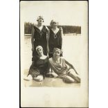 Csinos nők modern fürdőruhákban, Balatonalmádi, fürdősapka, Balaton, helytörténet, Horthy-korszak, 1924, 1920-as évek, Eredeti fotó, hátulján feliratozott papírkép.  