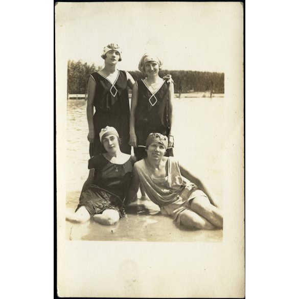 Csinos nők modern fürdőruhákban, Balatonalmádi, fürdősapka, Balaton, helytörténet, Horthy-korszak, 1924, 1920-as évek, Eredeti fotó, hátulján feliratozott papírkép.  