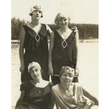 Csinos nők modern fürdőruhákban, Balatonalmádi, fürdősapka, Balaton, helytörténet, Horthy-korszak, 1924, 1920-as évek, Eredeti fotó, hátulján feliratozott papírkép.  
