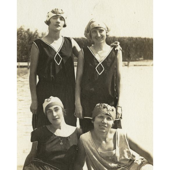 Csinos nők modern fürdőruhákban, Balatonalmádi, fürdősapka, Balaton, helytörténet, Horthy-korszak, 1924, 1920-as évek, Eredeti fotó, hátulján feliratozott papírkép.  