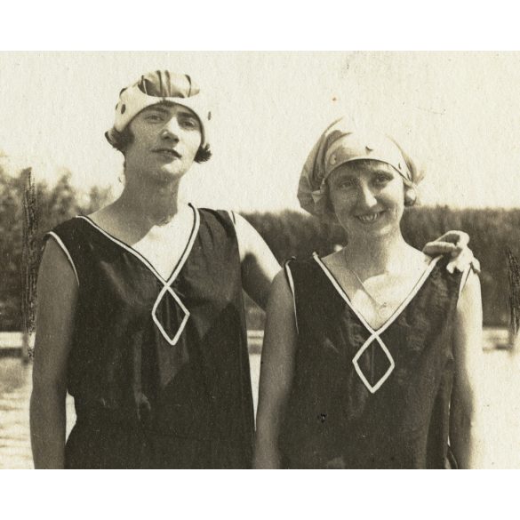 Csinos nők modern fürdőruhákban, Balatonalmádi, fürdősapka, Balaton, helytörténet, Horthy-korszak, 1924, 1920-as évek, Eredeti fotó, hátulján feliratozott papírkép.  