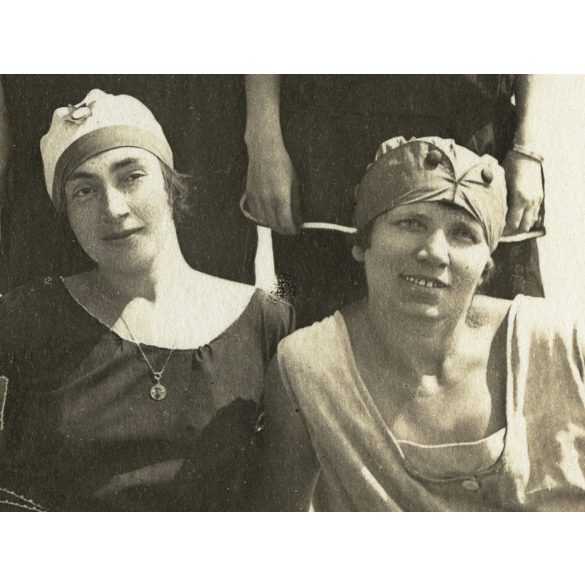 Csinos nők modern fürdőruhákban, Balatonalmádi, fürdősapka, Balaton, helytörténet, Horthy-korszak, 1924, 1920-as évek, Eredeti fotó, hátulján feliratozott papírkép.  