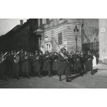 Magyar katonazenekar egyenruhában, Budapest, Budai Vár, Szent György tér, őrségváltás, egyenruha, zene, hangszer, helytörténet, Horthy-korszak, 1930-as évek, Eredeti fotó, papírkép, hátulján ragasztásnyomok.  