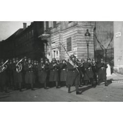   Magyar katonazenekar egyenruhában, Budapest, Budai Vár, Szent György tér, őrségváltás, egyenruha, zene, hangszer, helytörténet, Horthy-korszak, 1930-as évek, Eredeti fotó, papírkép, hátulján ragasztásnyomok.  