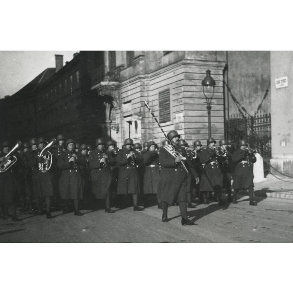 Magyar katonazenekar egyenruhában, Budapest, Budai Vár, Szent György tér, őrségváltás, egyenruha, zene, hangszer, helytörténet, Horthy-korszak, 1930-as évek, Eredeti fotó, papírkép, hátulján ragasztásnyomok.  