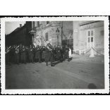 Magyar katonazenekar egyenruhában, Budapest, Budai Vár, Szent György tér, őrségváltás, egyenruha, zene, hangszer, helytörténet, Horthy-korszak, 1930-as évek, Eredeti fotó, papírkép, hátulján ragasztásnyomok.  