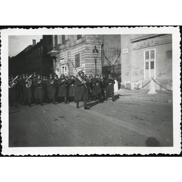 Magyar katonazenekar egyenruhában, Budapest, Budai Vár, Szent György tér, őrségváltás, egyenruha, zene, hangszer, helytörténet, Horthy-korszak, 1930-as évek, Eredeti fotó, papírkép, hátulján ragasztásnyomok.  