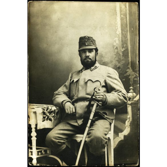 Plohn József műterme, Hódmezővásárhely, magyar katona egyenruhában, kard, 1. világháború, helytörténet, monarchia, 1910-es évek, Eredeti fotó, jelzett papírkép.  