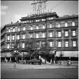 Szendrő István jelzetlen fotónegatívja, sörszállító lovaskocsi az Oktogonon, Budapest, Bayer neon reklám, üzletek, kirakatok, vendéglők, feliratok, Horthy-korszak, 1930-as évek,  Eredeti nagyméretű fotó negatív! 