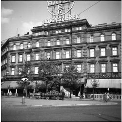   Szendrő István jelzetlen fotónegatívja, sörszállító lovaskocsi az Oktogonon, Budapest, Bayer neon reklám, üzletek, kirakatok, vendéglők, feliratok, Horthy-korszak, 1930-as évek,  Eredeti nagyméretű fotó negatív! 