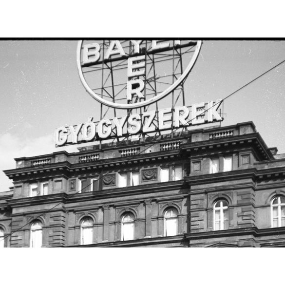 Szendrő István jelzetlen fotónegatívja, sörszállító lovaskocsi az Oktogonon, Budapest, Bayer neon reklám, üzletek, kirakatok, vendéglők, feliratok, Horthy-korszak, 1930-as évek,  Eredeti nagyméretű fotó negatív! 