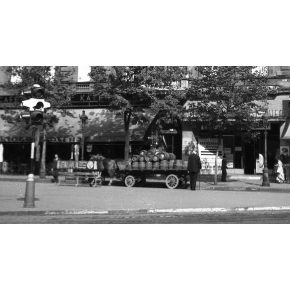 Szendrő István jelzetlen fotónegatívja, sörszállító lovaskocsi az Oktogonon, Budapest, Bayer neon reklám, üzletek, kirakatok, vendéglők, feliratok, Horthy-korszak, 1930-as évek,  Eredeti nagyméretű fotó negatív! 