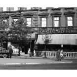 Szendrő István jelzetlen fotónegatívja, sörszállító lovaskocsi az Oktogonon, Budapest, Bayer neon reklám, üzletek, kirakatok, vendéglők, feliratok, Horthy-korszak, 1930-as évek,  Eredeti nagyméretű fotó negatív! 