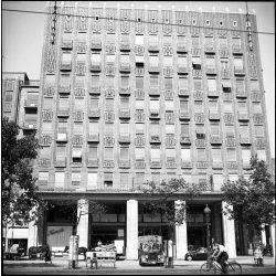   Szendrő István jelzetlen fotónegatívja, Károly krt. (Károly király út) 17-19., Budapest, Magyar Általános Kőszénbánya Rt. Nyugdíjintézetének bérháza (ép.1938., terv: Málnai Béla), Az árkádok alatt: Neurath Ignác Rt. textiláru, Szegedi Kenderfonógyár 