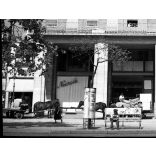 Szendrő István jelzetlen fotónegatívja, Károly krt. (Károly király út) 17-19., Budapest, Magyar Általános Kőszénbánya Rt. Nyugdíjintézetének bérháza (ép.1938., terv: Málnai Béla), Az árkádok alatt: Neurath Ignác Rt. textiláru, Szegedi Kenderfonógyár 