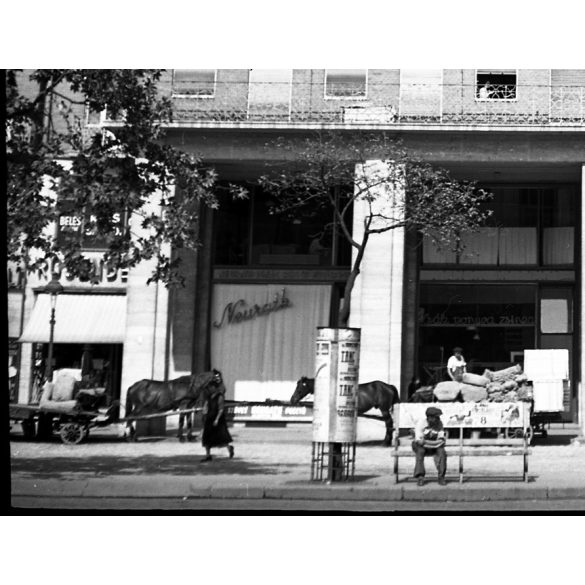 Szendrő István jelzetlen fotónegatívja, Károly krt. (Károly király út) 17-19., Budapest, Magyar Általános Kőszénbánya Rt. Nyugdíjintézetének bérháza (ép.1938., terv: Málnai Béla), Az árkádok alatt: Neurath Ignác Rt. textiláru, Szegedi Kenderfonógyár 