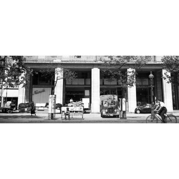 Szendrő István jelzetlen fotónegatívja, Károly krt. (Károly király út) 17-19., Budapest, Magyar Általános Kőszénbánya Rt. Nyugdíjintézetének bérháza (ép.1938., terv: Málnai Béla), Az árkádok alatt: Neurath Ignác Rt. textiláru, Szegedi Kenderfonógyár 