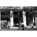 Szendrő István jelzetlen fotónegatívja, Károly krt. (Károly király út) 17-19., Budapest, Magyar Általános Kőszénbánya Rt. Nyugdíjintézetének bérháza (ép.1938., terv: Málnai Béla), Az árkádok alatt: Neurath Ignác Rt. textiláru, Szegedi Kenderfonógyár 