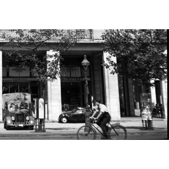 Szendrő István jelzetlen fotónegatívja, Károly krt. (Károly király út) 17-19., Budapest, Magyar Általános Kőszénbánya Rt. Nyugdíjintézetének bérháza (ép.1938., terv: Málnai Béla), Az árkádok alatt: Neurath Ignác Rt. textiláru, Szegedi Kenderfonógyár 