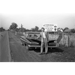   4 darab eredeti fotó negatív. Chevrolet Impala (Bel Air) amerikai luxus személygépkocsi magyar állami rendszámmal, Győr, Fertőd, jármű, közlekedés, szocializmus, 1960-as évek. 4 darab eredeti fotónegatív.