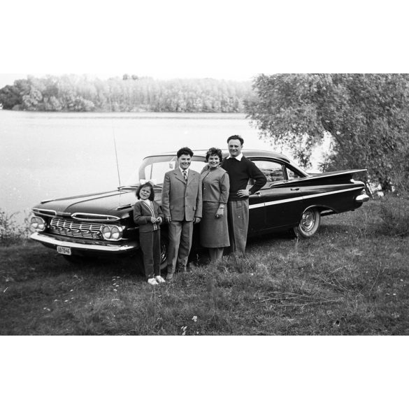 5 darab eredeti fotó negatív. Chevrolet Impala (Bel Air) amerikai luxus személygépkocsi magyar állami rendszámmal, Duna-part, autó, jármű, közlekedés, szocializmus, 1960-as évek. 5 darab eredeti fotónegatív.