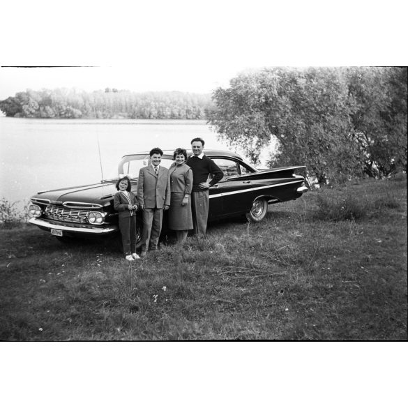 5 darab eredeti fotó negatív. Chevrolet Impala (Bel Air) amerikai luxus személygépkocsi magyar állami rendszámmal, Duna-part, autó, jármű, közlekedés, szocializmus, 1960-as évek. 5 darab eredeti fotónegatív.