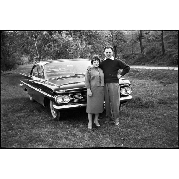 5 darab eredeti fotó negatív. Chevrolet Impala (Bel Air) amerikai luxus személygépkocsi magyar állami rendszámmal, Duna-part, autó, jármű, közlekedés, szocializmus, 1960-as évek. 5 darab eredeti fotónegatív.