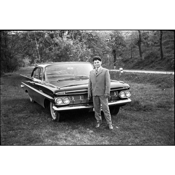 5 darab eredeti fotó negatív. Chevrolet Impala (Bel Air) amerikai luxus személygépkocsi magyar állami rendszámmal, Duna-part, autó, jármű, közlekedés, szocializmus, 1960-as évek. 5 darab eredeti fotónegatív.