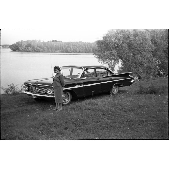 5 darab eredeti fotó negatív. Chevrolet Impala (Bel Air) amerikai luxus személygépkocsi magyar állami rendszámmal, Duna-part, autó, jármű, közlekedés, szocializmus, 1960-as évek. 5 darab eredeti fotónegatív.