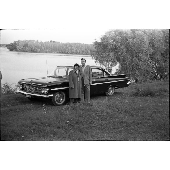 5 darab eredeti fotó negatív. Chevrolet Impala (Bel Air) amerikai luxus személygépkocsi magyar állami rendszámmal, Duna-part, autó, jármű, közlekedés, szocializmus, 1960-as évek. 5 darab eredeti fotónegatív.